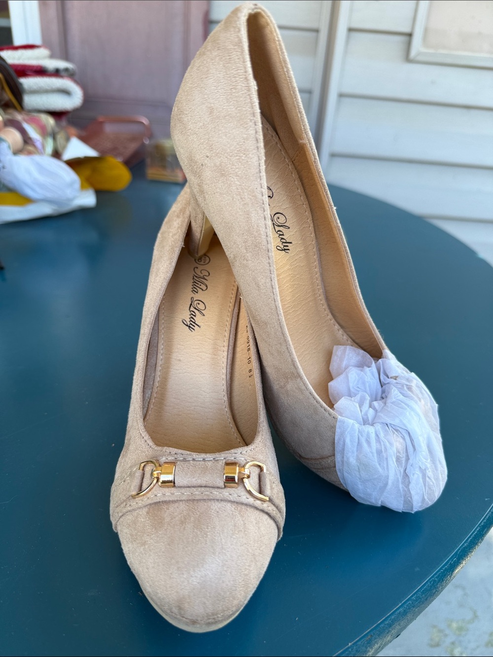 NWT Mila Lady Women’s 8.5 Taupe Faux Suede Pumps with equestrian accent 4” heel
